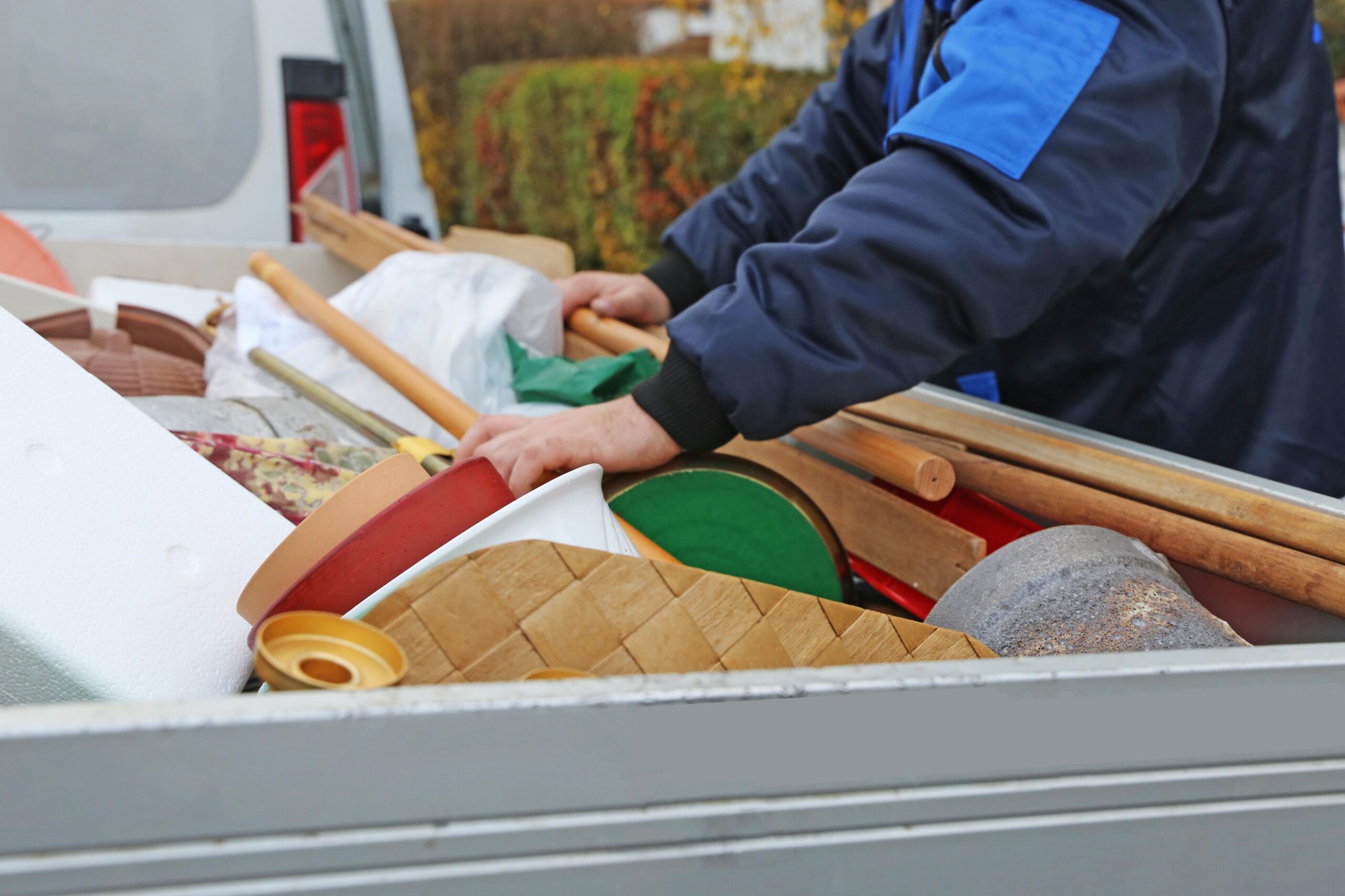 Akribische Vorsortierung von Kleinteilen zur Trennung von Restmüll und recyclingfähigen Stoffen in Burscheid.