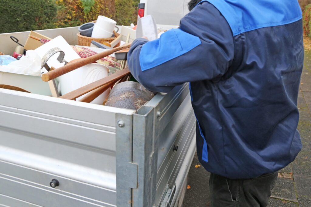 Professioneller Abtransport von Sperrgut während einer Haushaltsauflösung im Burscheider Stadtteil Hilgen.
