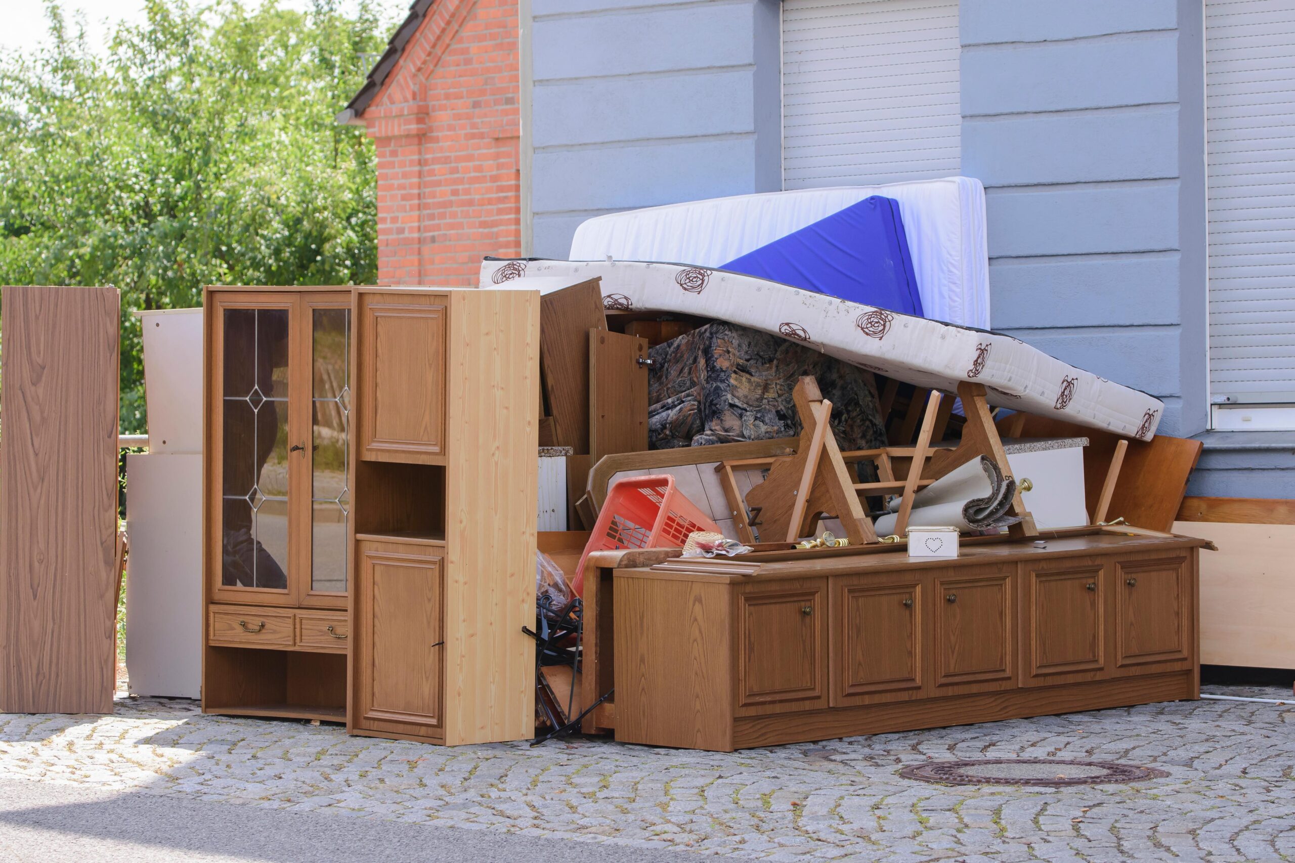 Vollständige Leerung eines Wohnhauses in Burscheid-Bellinghausen inklusive Abtransport schwerer Polstermöbel.